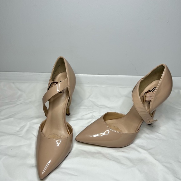 Signature Tan pumps size 8 - Picture 2 of 8